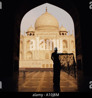 Silhouette di una donna in piedi di fronte a un mausoleo, Taj Mahal, Agra, Uttar Pradesh, India Foto Stock