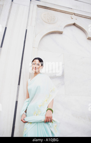 Ritratto di una giovane donna appoggiata contro una parete, Taj Mahal, Agra, Uttar Pradesh, India Foto Stock