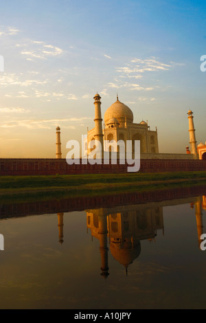 La riflessione di un mausoleo in acqua, Taj Mahal, Agra, Uttar Pradesh, India Foto Stock