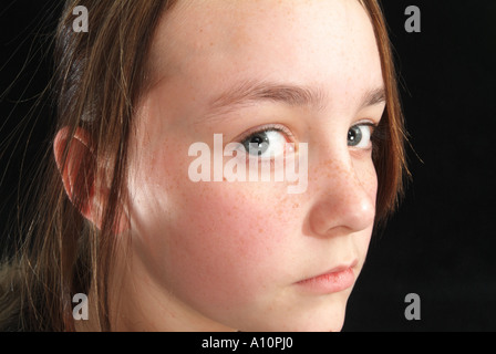 Ragazza adolescente con atteggiamento e una pelliccia cofano telaio completo guardando lontano dalla fotocamera Foto Stock