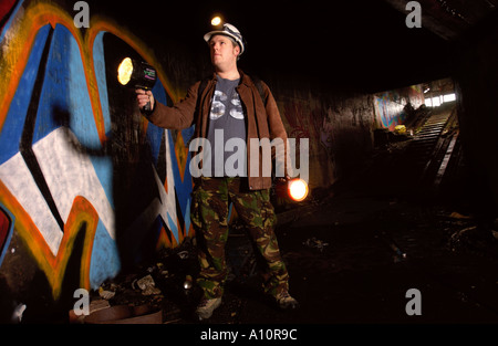 Un esploratore urbano in un tunnel che conduce a una guerra NEGOZIO DI ARMI WILTSHIRE REGNO UNITO Foto Stock