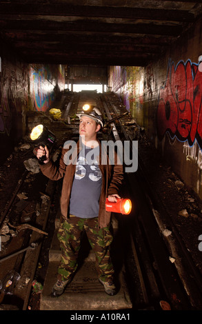 Un esploratore urbano in un tunnel che conduce a una guerra NEGOZIO DI ARMI WILTSHIRE REGNO UNITO Foto Stock