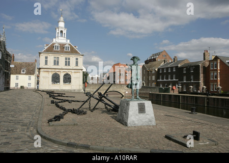 Una statua sul lato della banchina accanto alla Custom House at King s Lynn Foto Stock