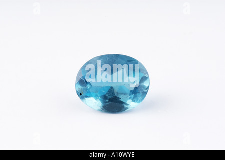 Pietra da gemma semi-preziosa Topaz blu su sfondo bianco Foto Stock