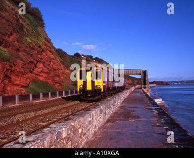 Il lungomare e la principale linea ferroviaria a Dawlish sulla costa sud del Devon Foto Stock