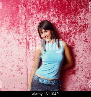 Ritratto di una giovane donna in posa Foto Stock