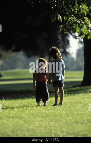 Due bambini che giocano nel parco Foto Stock
