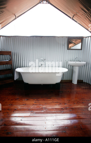 Bagno di lusso nella tenda di Gunya Titjikala un aborigeno di lusso safari resort vicino a Alice Springs Red Centre Australia centrale Foto Stock