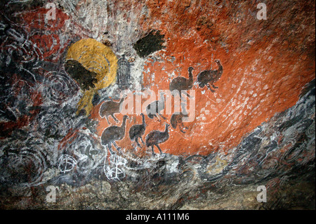 Antico e Nuovo dipinti Aborigeni delle caverne, grotta Hill, Anangu Pitjantjara patrie, Sud Australia Foto Stock