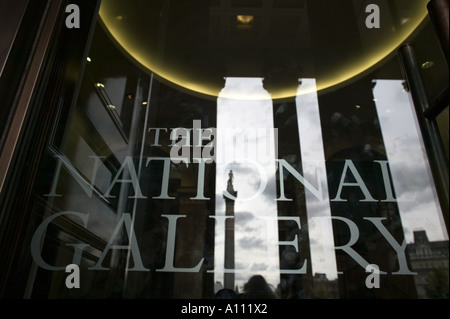 La riflessione della Colonna di Nelson, nel portico le porte di ingresso della National Gallery, Trafalgar Square, London, England, Regno Unito Foto Stock