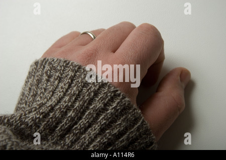 Mano, anello, manicotto, close up, donna, dettaglio, sfondo bianco pugno, dita e unghie Foto Stock