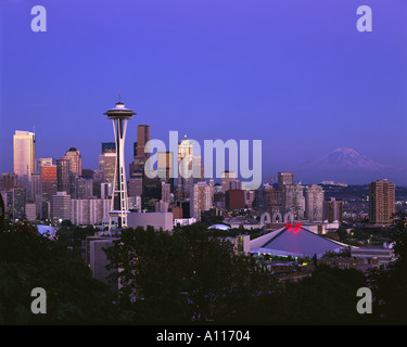 Seattle Washington Skyline vista da Kerry Park sulla collina di Regina al tramonto con il Monte Rainier in distanza Foto Stock