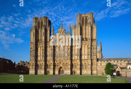 Wells Somerset REGNO UNITO La Cattedrale fronte ovest dalla cattedrale vicino Foto Stock