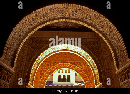 Scolpiti arcate in pietra all'interno dell'Alhambra di Granada provincia di Granada Spagna Europa Foto Stock