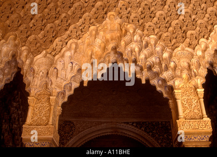 Scolpiti arcate in pietra all'interno dell'Alhambra di Granada provincia di Granada Spagna Europa Foto Stock