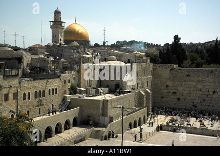 Più vicini a Gerusalemme la città vecchia sono i musulmani' golden Cupola della roccia e gli Ebrei " sacra parete occidentale Foto Stock