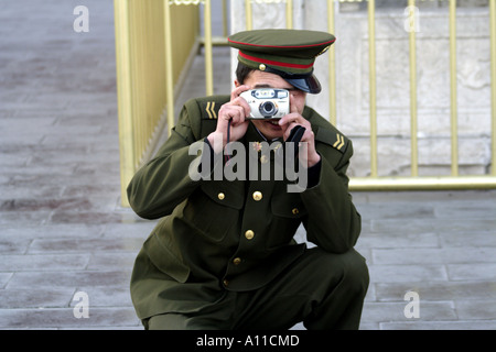 Soldato prende un phototgraph presso la Porta della Pace Celeste, Pechino, Cina Foto Stock