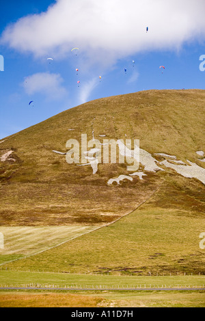 Un gregge di parapendii sopra una collina (Puy de Dôme - Francia). Parapentistes au-dessus d'une colline (Puy-de-Dôme - Francia). Foto Stock