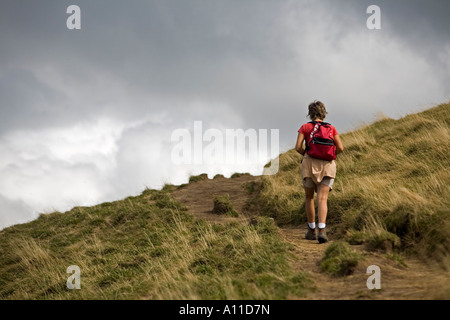 Un escursionista Lady a camminare su un percorso in Puy de Dôme (Francia). Randonneuse montant onu chemin (Puy-de-Dôme - Francia). Foto Stock