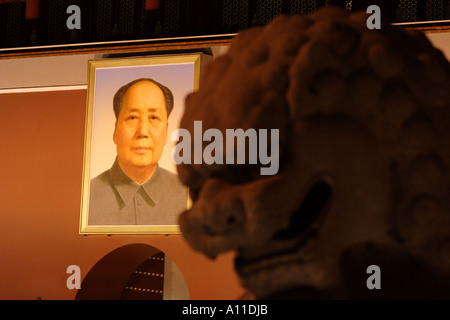 Lion statua che si trova nella parte anteriore della porta della pace celeste, Pechino, Cina Foto Stock