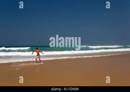 Un skimboarder sulla spiaggia Cordoama, in Algarve (Portogallo). Skimboarder sur la plage de Cordoama, en Algarve (Portogallo). Foto Stock