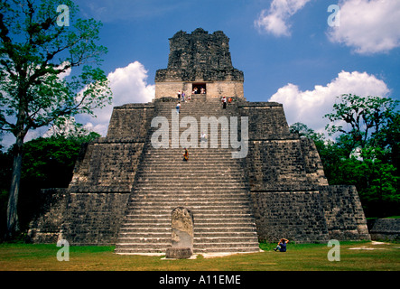 Tempio delle Maschere aka piramide 2 un tempio Maya nella grande Plaza nel Parco Nazionale di Tikal in El Peten Dipartimento in Guatemala America Centrale Foto Stock