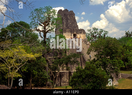 Tempio delle Maschere aka piramide 2 un tempio Maya nella grande Plaza nel Parco Nazionale di Tikal in El Peten Dipartimento in Guatemala America Centrale Foto Stock