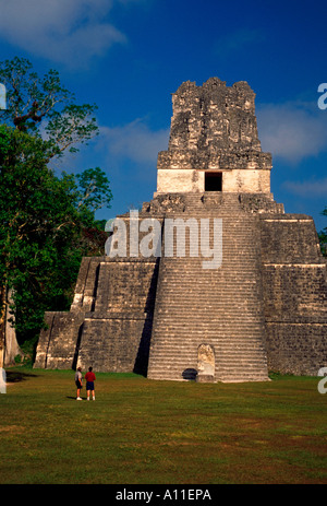 Tempio delle Maschere aka piramide 2 un tempio Maya nella grande Plaza nel Parco Nazionale di Tikal in El Peten Dipartimento in Guatemala America Centrale Foto Stock