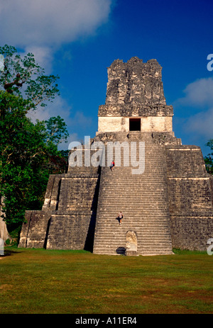 Tempio delle Maschere aka piramide 2 un tempio Maya nella grande Plaza nel Parco Nazionale di Tikal in El Peten Dipartimento in Guatemala America Centrale Foto Stock