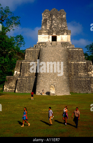 Tempio delle Maschere aka piramide 2 un tempio Maya nella grande Plaza nel Parco Nazionale di Tikal in El Peten Dipartimento in Guatemala America Centrale Foto Stock