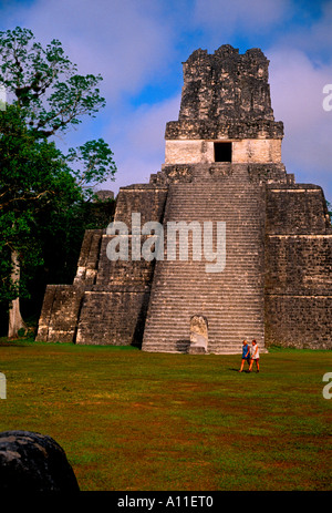 Tempio delle Maschere aka piramide 2 un tempio Maya nella grande Plaza nel Parco Nazionale di Tikal in El Peten Dipartimento in Guatemala America Centrale Foto Stock