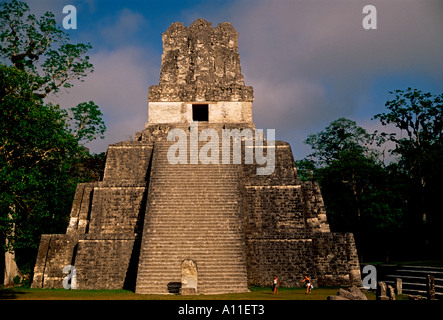 Tempio delle Maschere aka piramide 2 un tempio Maya nella grande Plaza nel Parco Nazionale di Tikal in El Peten Dipartimento in Guatemala America Centrale Foto Stock