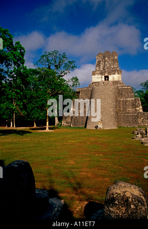 Tempio delle Maschere aka piramide 2 un tempio Maya nella grande Plaza nel Parco Nazionale di Tikal in El Peten Dipartimento in Guatemala America Centrale Foto Stock