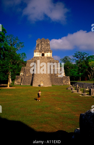 Tempio delle Maschere aka piramide 2 un tempio Maya nella grande Plaza nel Parco Nazionale di Tikal in El Peten Dipartimento in Guatemala America Centrale Foto Stock