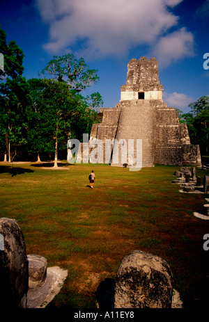 Tempio delle Maschere aka piramide 2 un tempio Maya nella grande Plaza nel Parco Nazionale di Tikal in El Peten Dipartimento in Guatemala America Centrale Foto Stock