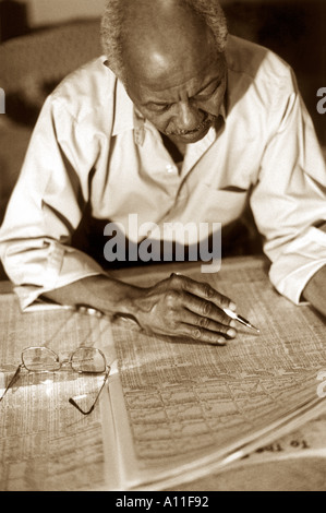 Uomo maturo w giornale Foto Stock