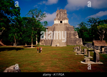 Tempio delle Maschere aka piramide 2 un tempio Maya nella grande Plaza nel Parco Nazionale di Tikal in El Peten Dipartimento in Guatemala America Centrale Foto Stock