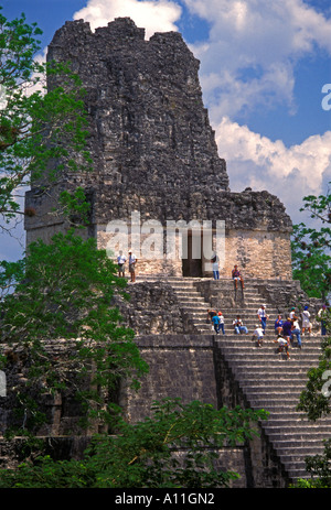 Tempio delle Maschere aka piramide 2 un tempio Maya nella grande Plaza nel Parco Nazionale di Tikal in El Peten Dipartimento in Guatemala America Centrale Foto Stock