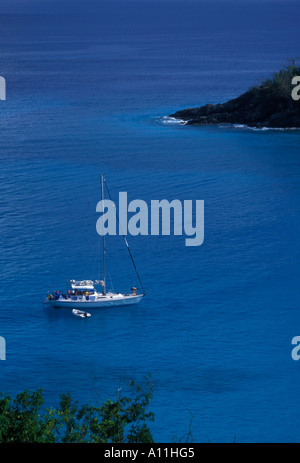 Barca a vela, isolotto Trunk Bay, San Giovanni, San Giovanni, Isole Vergini degli Stati Uniti d'America, Stati Uniti, Isole Vergini, USVI Foto Stock