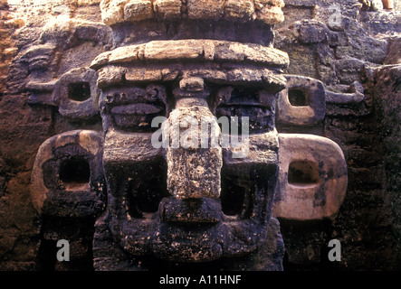 Maschera di pietra di Chacón una pioggia Maya dio situato nel nord Acropoli nel Parco Nazionale di Tikal in El Peten Dipartimento in Guatemala America Centrale Foto Stock