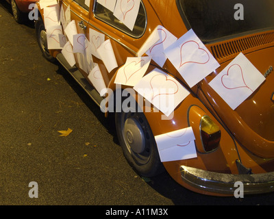 Vw beetle auto coperti con amore i cuori da un ammiratore di roma, Italia Foto Stock