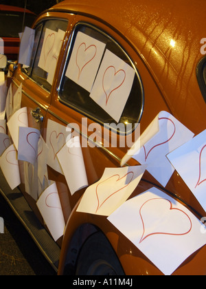 Vw beetle auto coperti con amore i cuori da un ammiratore di roma, Italia Foto Stock