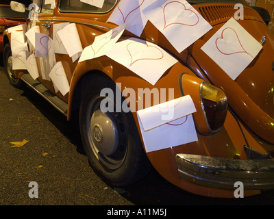 Vw beetle auto coperti con amore i cuori da un ammiratore di roma, Italia Foto Stock