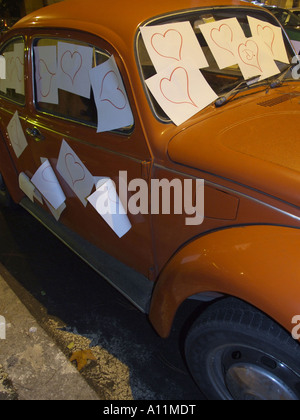 Vw beetle auto coperti con amore i cuori da un ammiratore di roma, Italia Foto Stock