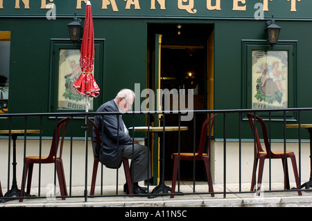 Il vecchio uomo a street cafe Foto Stock