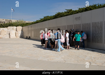 Foto di stock di visitatori presso il Memorial Wall a Latrun Yad-Lashirion corpi corazzati Memorial Museum in Israele Foto Stock