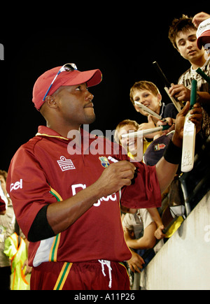 La West Indies skipper Brian Lara segni autografi Foto Stock