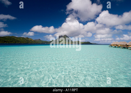Acqua cristallina, Pearl Beach Resort Bora Bora Lagoon, Polinesia francese, Foto Stock