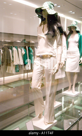 Manichino vestito con il cappello in vetrina a Dusseldorf Germania Foto Stock