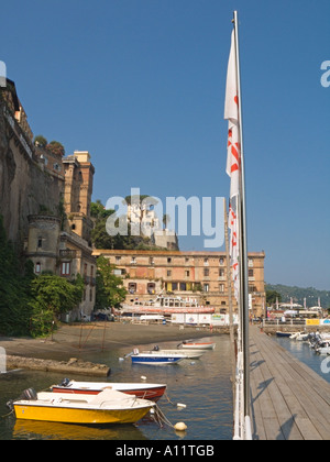 Marina piccola e spiaggia, Sorrento, Porto di Sorrento, Sorrento, Golfo di Napoli, Costiera Amalfitana, Italia Foto Stock